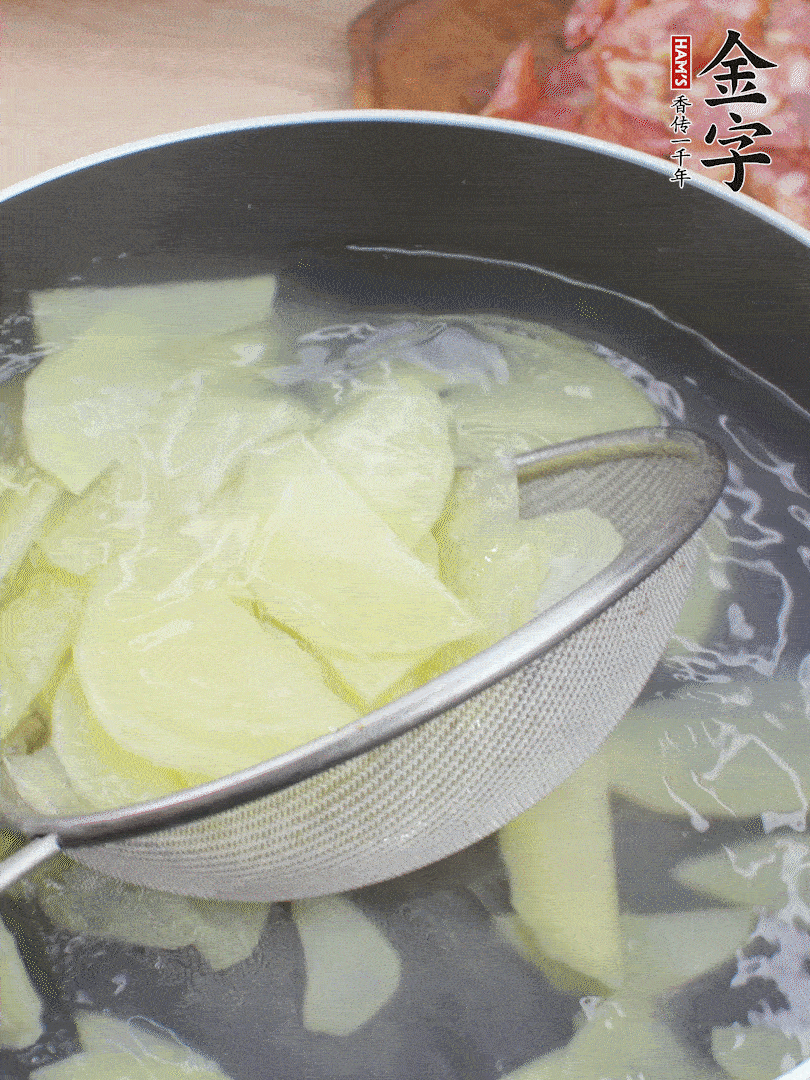 土豆去皮切片，汆燙1分鐘。香腸切薄片。