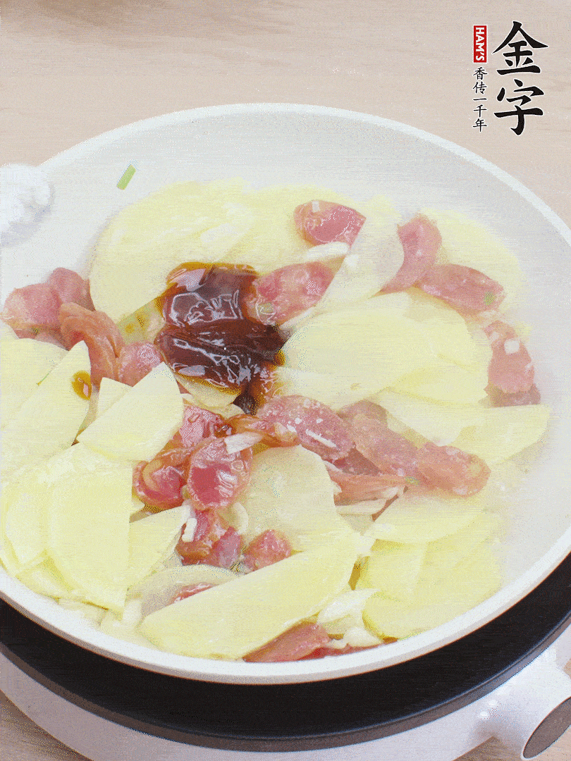 下土豆片，1勺生抽、1勺蠔油、1/3勺鹽、1/3勺糖炒至入味。