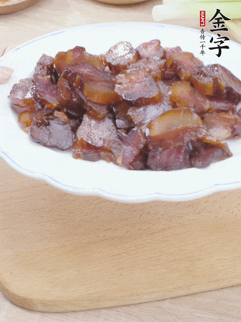 金字醬油肉水煮15分鐘，切薄片。