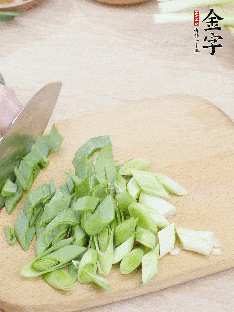 青蒜切段。（蒜白可以拍一下，再斜著切）