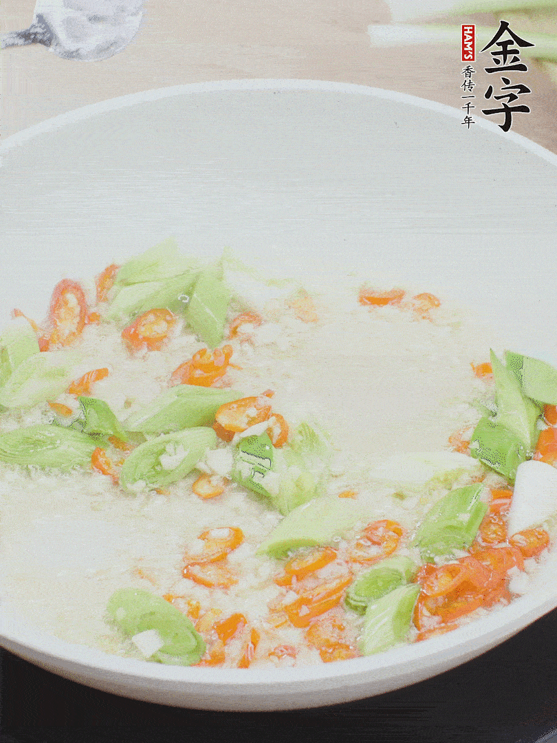 油5成熱時(shí)，下蒜末、辣椒、蒜白煸炒。