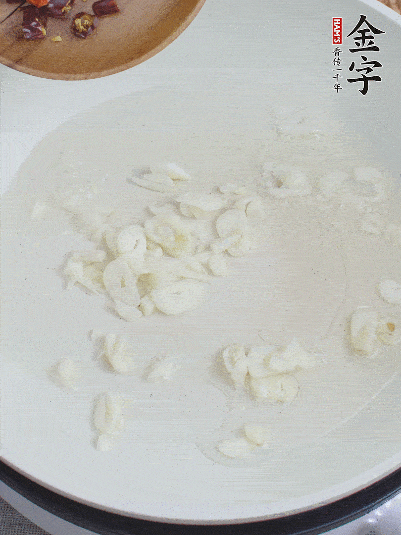 藕去皮，切成1cm見方的丁，放入清水浸泡。美人椒切圈。蒜切成末。