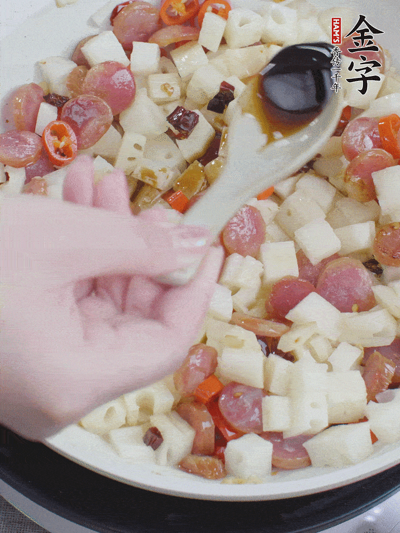 下藕丁，加生抽、香醋、白糖、鹽翻炒均勻。