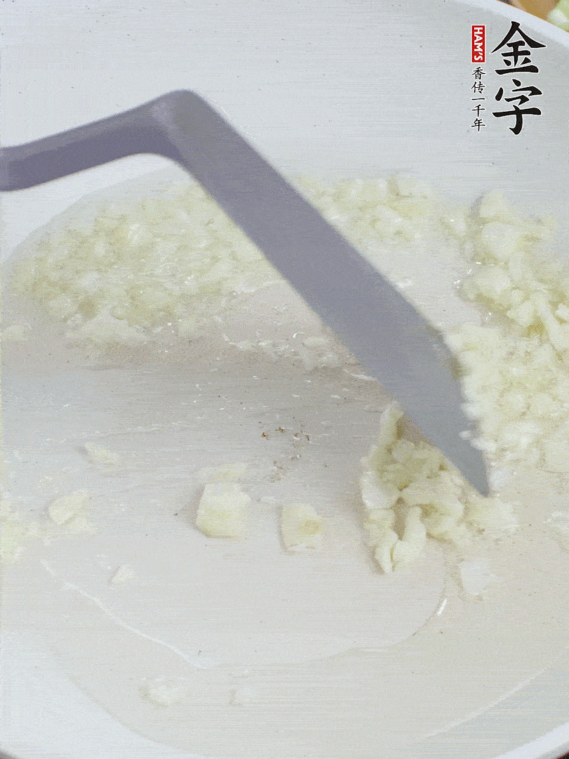 冷鍋熱油，下大蒜煎至兩面微黃。