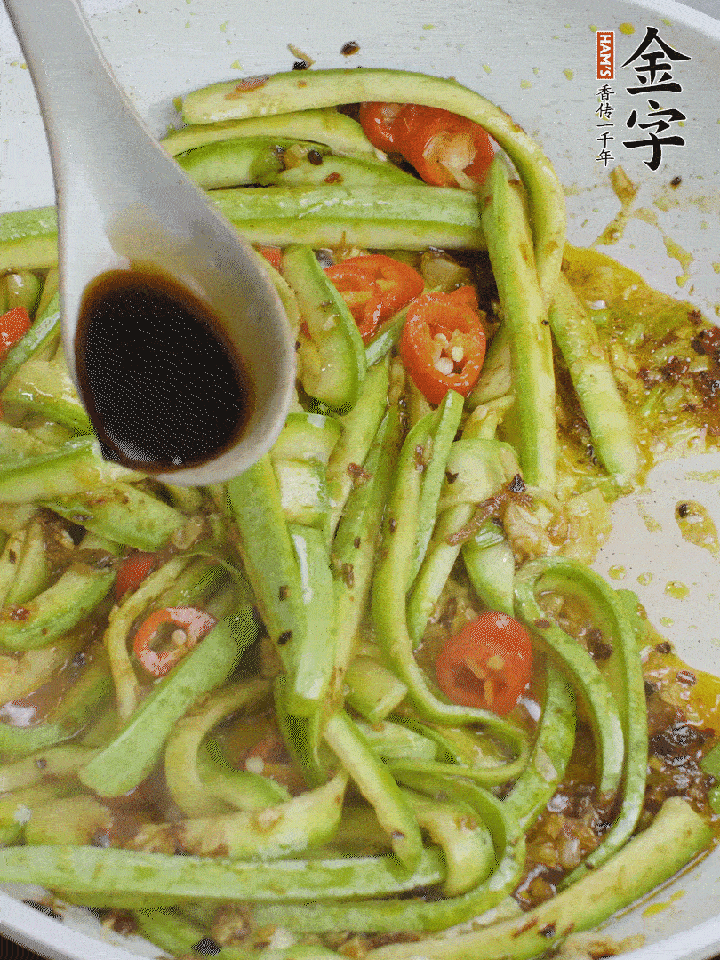 下西葫蘆，加1勺生抽、半勺蠔油、辣椒圈翻炒至斷生。