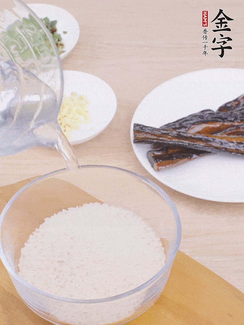 大米提前用清水浸泡1小時(shí)。