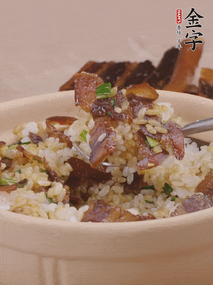 揭蓋后撒點(diǎn)蔥花裝飾，趁熱拌勻。