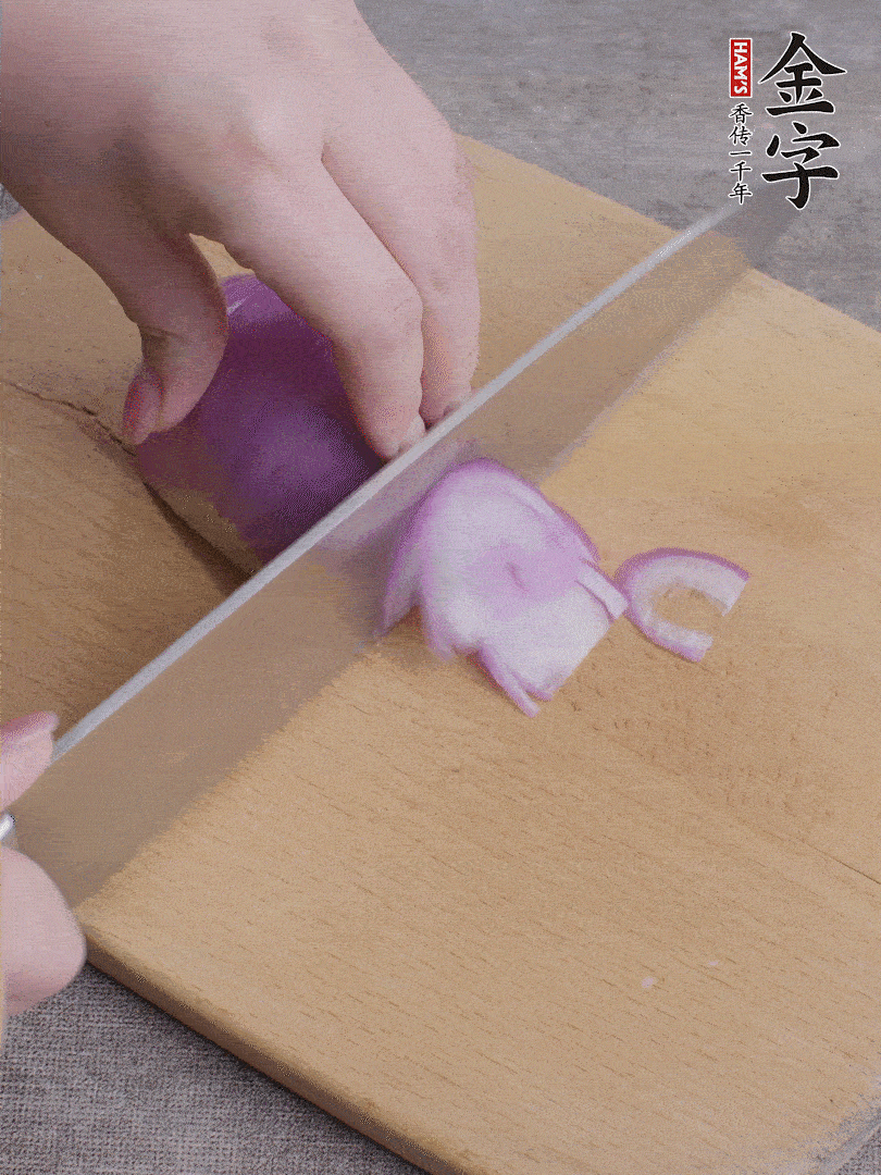 洋蔥切絲、蔥切段。