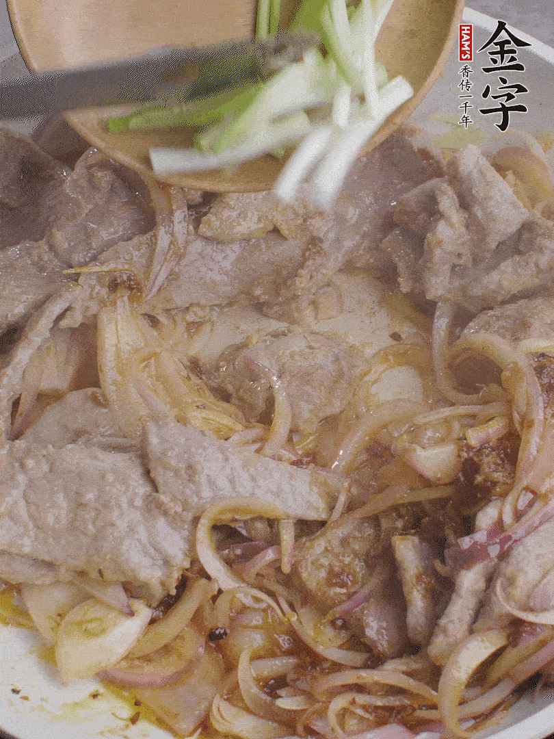 下牛肉、蔥段快炒。