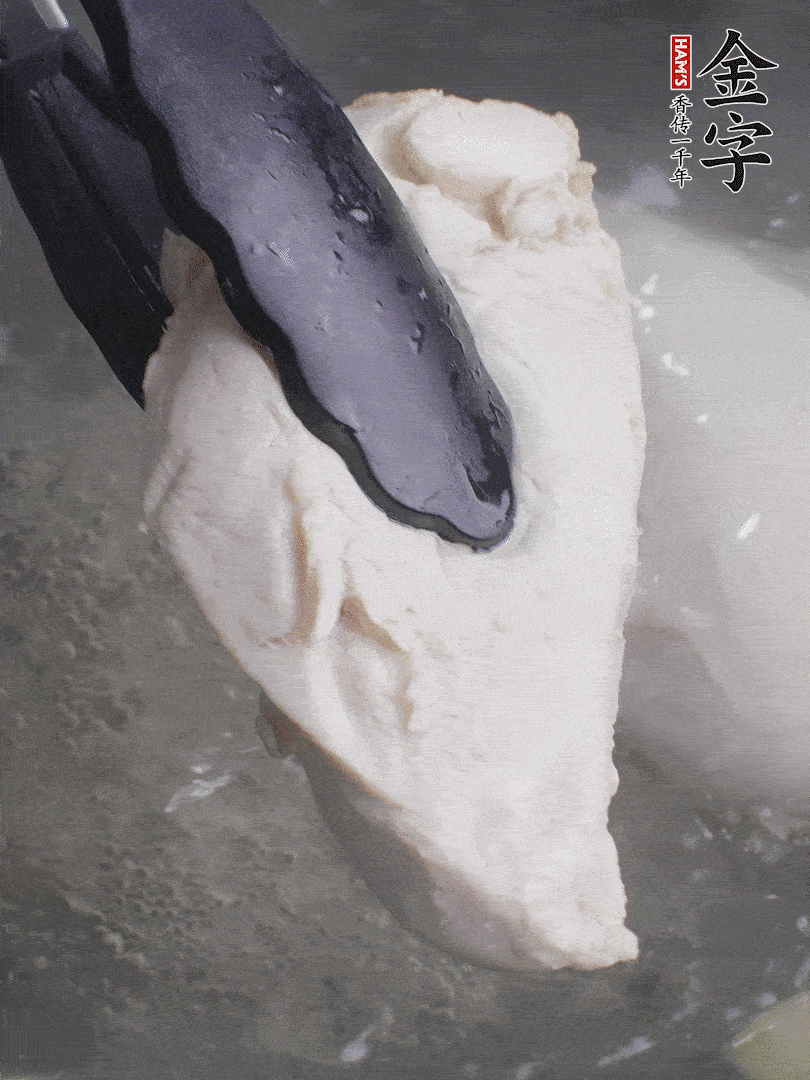 雞胸肉冷水下鍋，加姜片煮熟。過(guò)冰水撕成細(xì)絲。