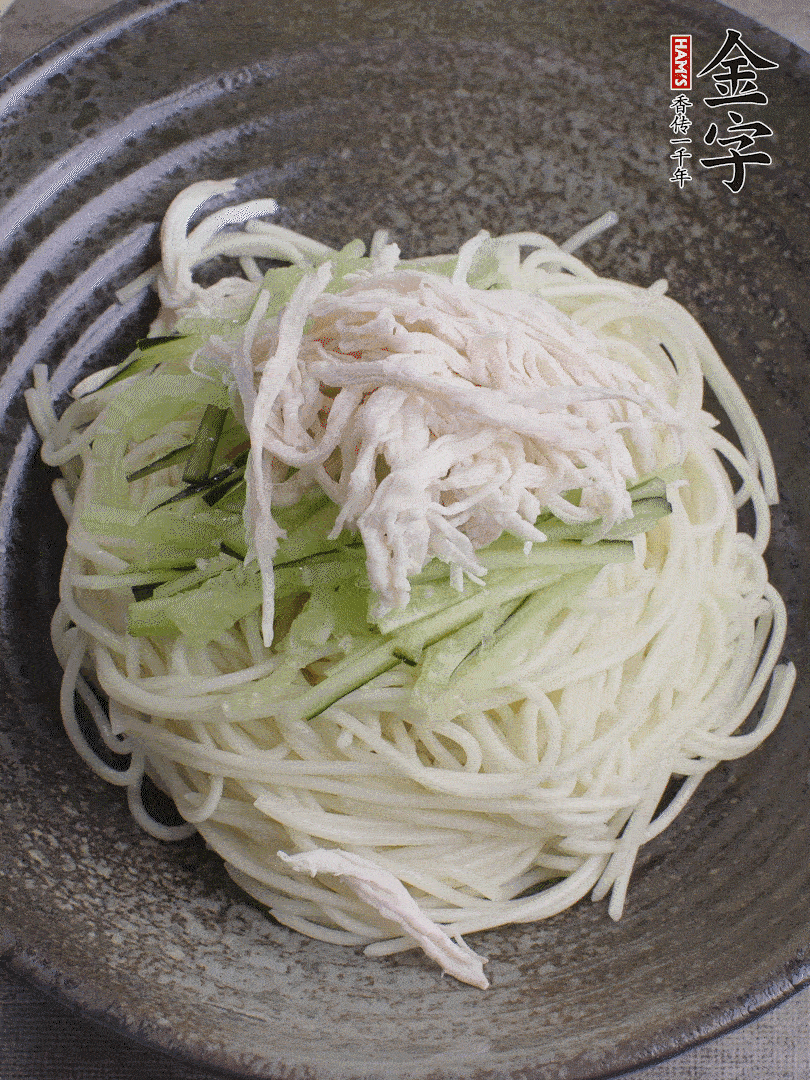 堿水面（熟）倒入大碗中，鋪上黃瓜絲、雞絲。