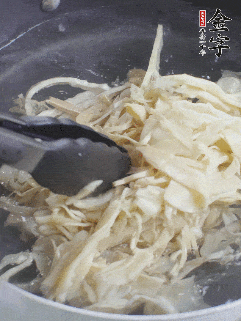 糯米筍焯水1分鐘，過涼水，擠干水份。