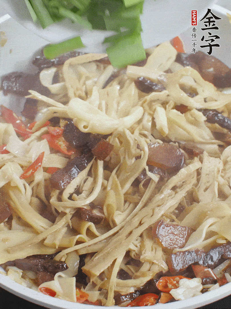 翻炒均勻，下蒜葉。