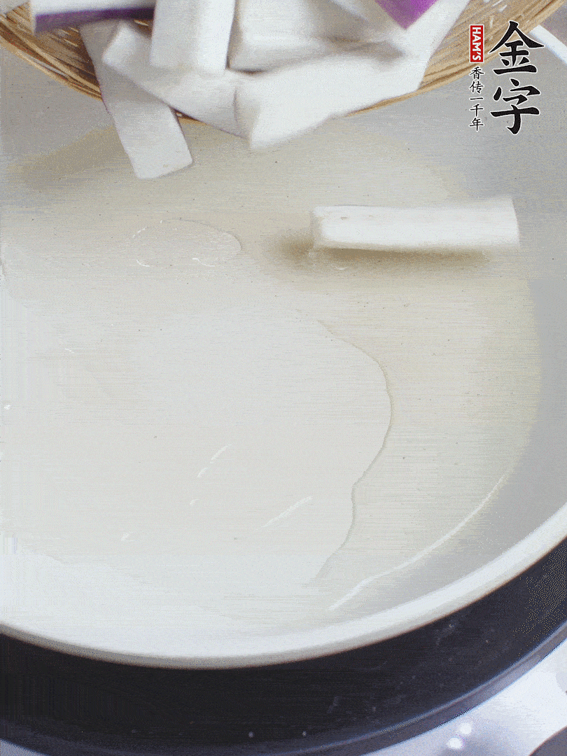 杭茄洗凈去蒂，縱向剖成4份，切成長(zhǎng)10cm左右的段。白洋蔥切絲?？谀⑾磧羧サ舯＜t椒切菱形片。