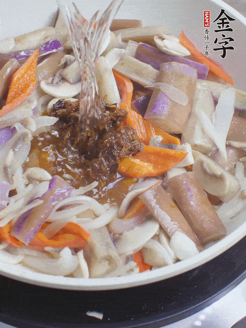 下茄子、口蘑，淋入料汁，加熱水份收干。