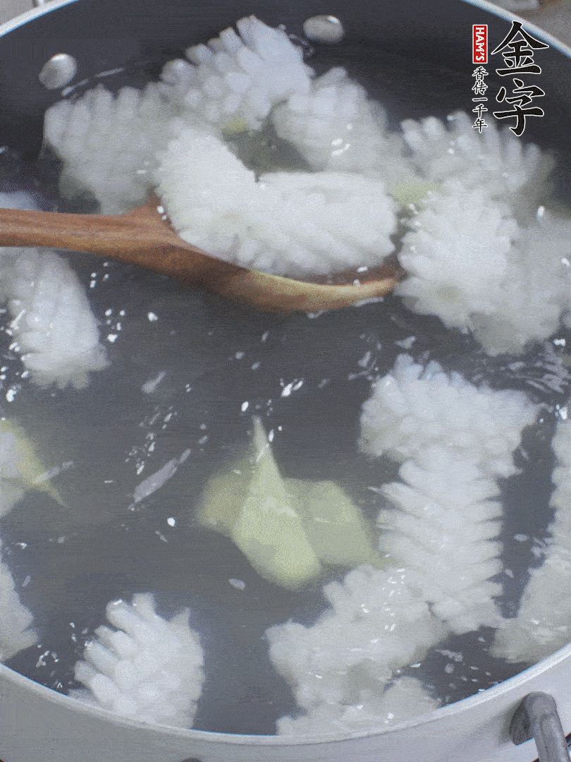 魷魚解凍后，加姜片、料酒汆燙30秒。