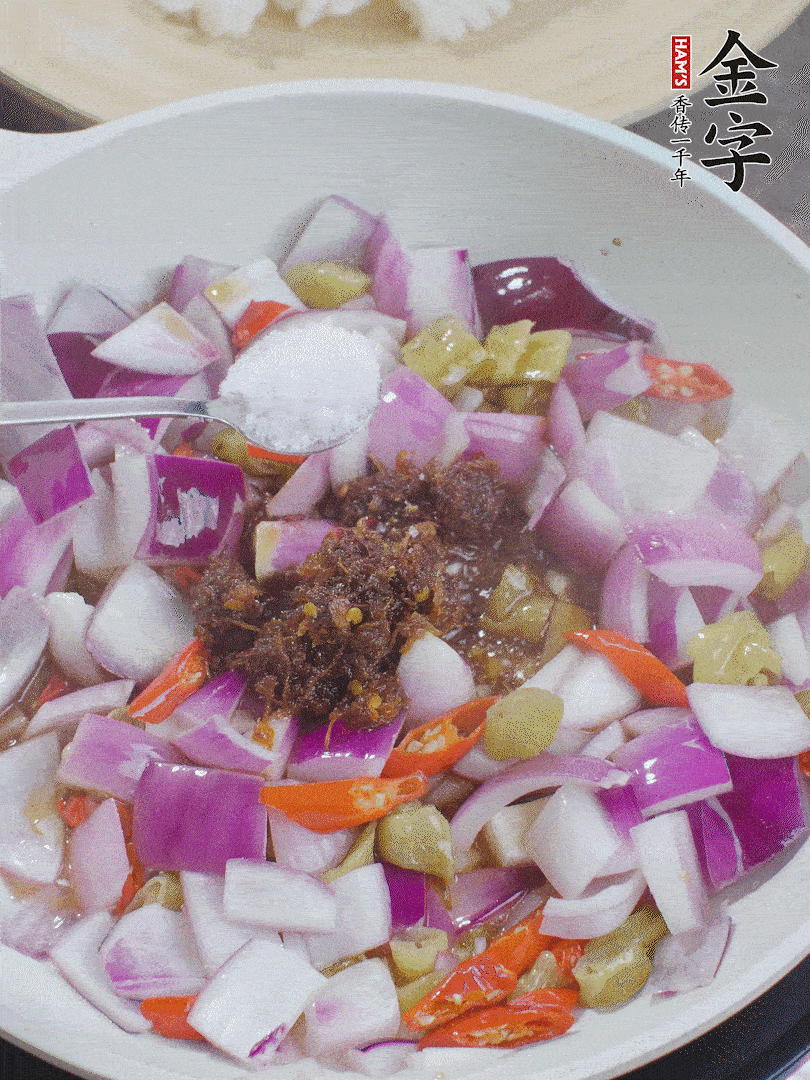 加1大勺金字火腿大師醬、2勺生抽、1勺糖，翻炒。