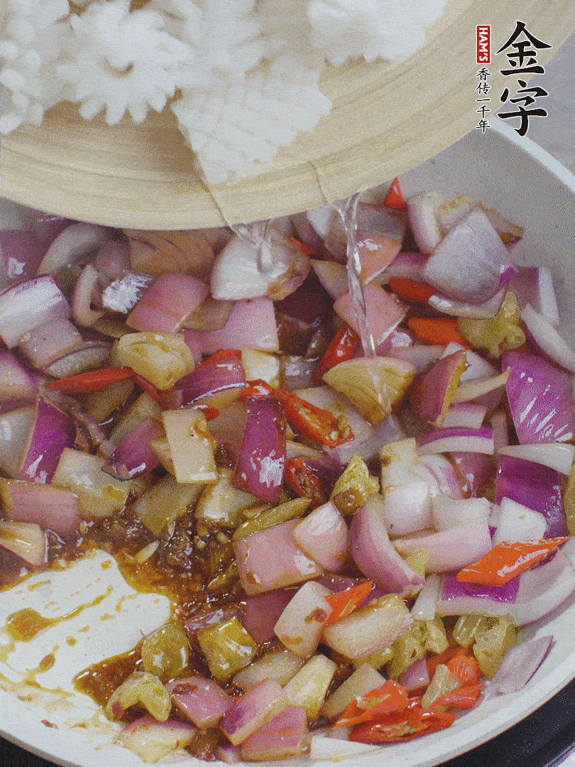 下魷魚花，2勺料酒炒勻。