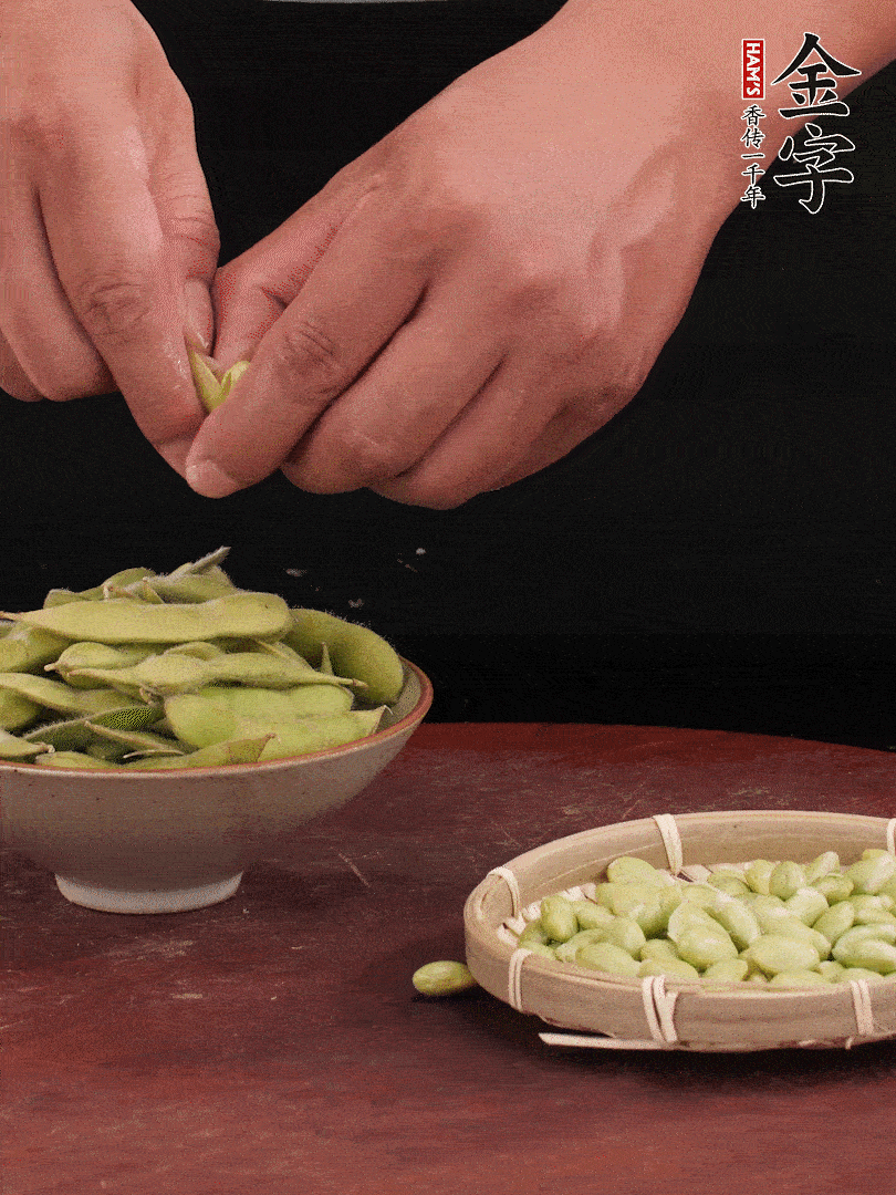 新鮮毛豆剝殼。