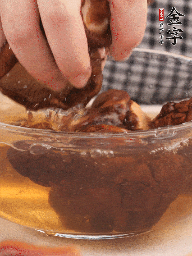 干香菇溫水泡發(fā)，去蒂洗凈切十字。