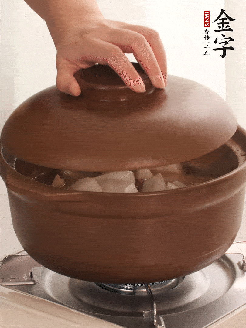 倒沒過食材的熱水，大火燒開。蓋上蓋子轉(zhuǎn)中小火，燉15-20分鐘。等蘿卜煮到喜歡的軟爛度就可以關(guān)火。