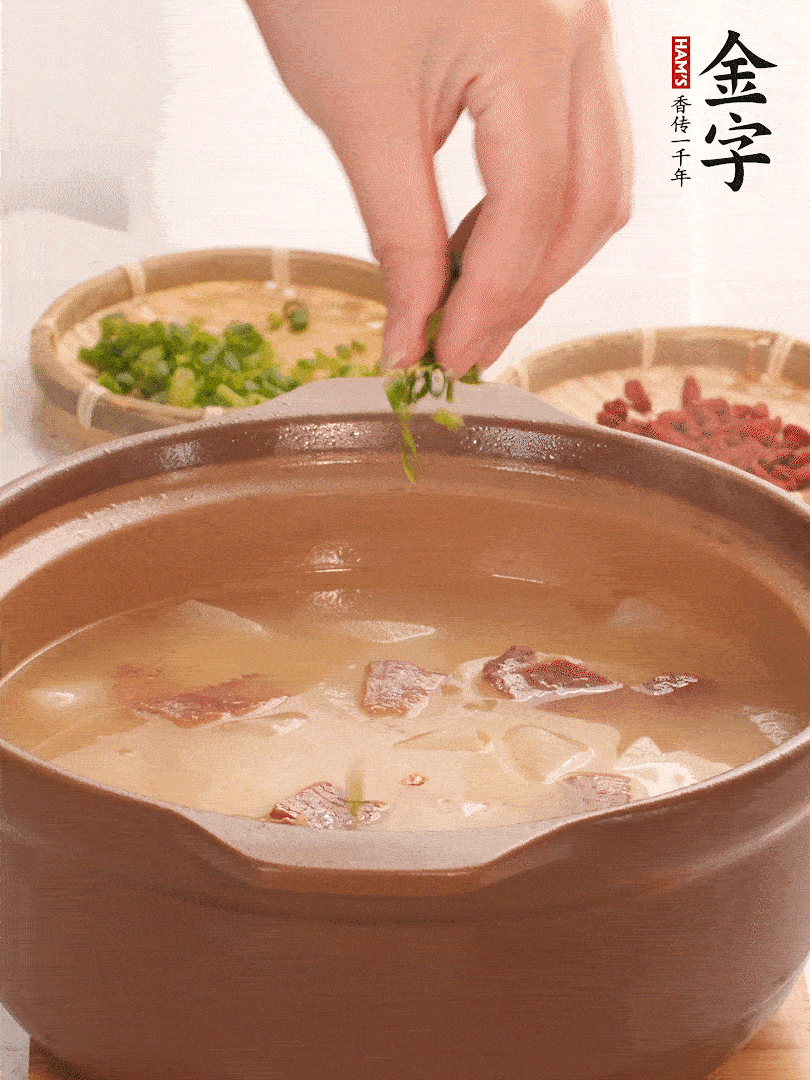 最后點綴點小蔥花、枸杞，增色提味。