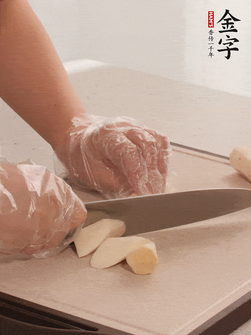 鐵棍山藥洗凈削皮，切斜刀塊。