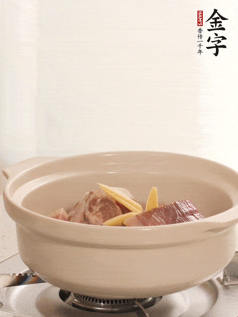 湯鍋放入排骨、火腿、姜，加適量水。煮開后轉(zhuǎn)小火燉40分鐘。