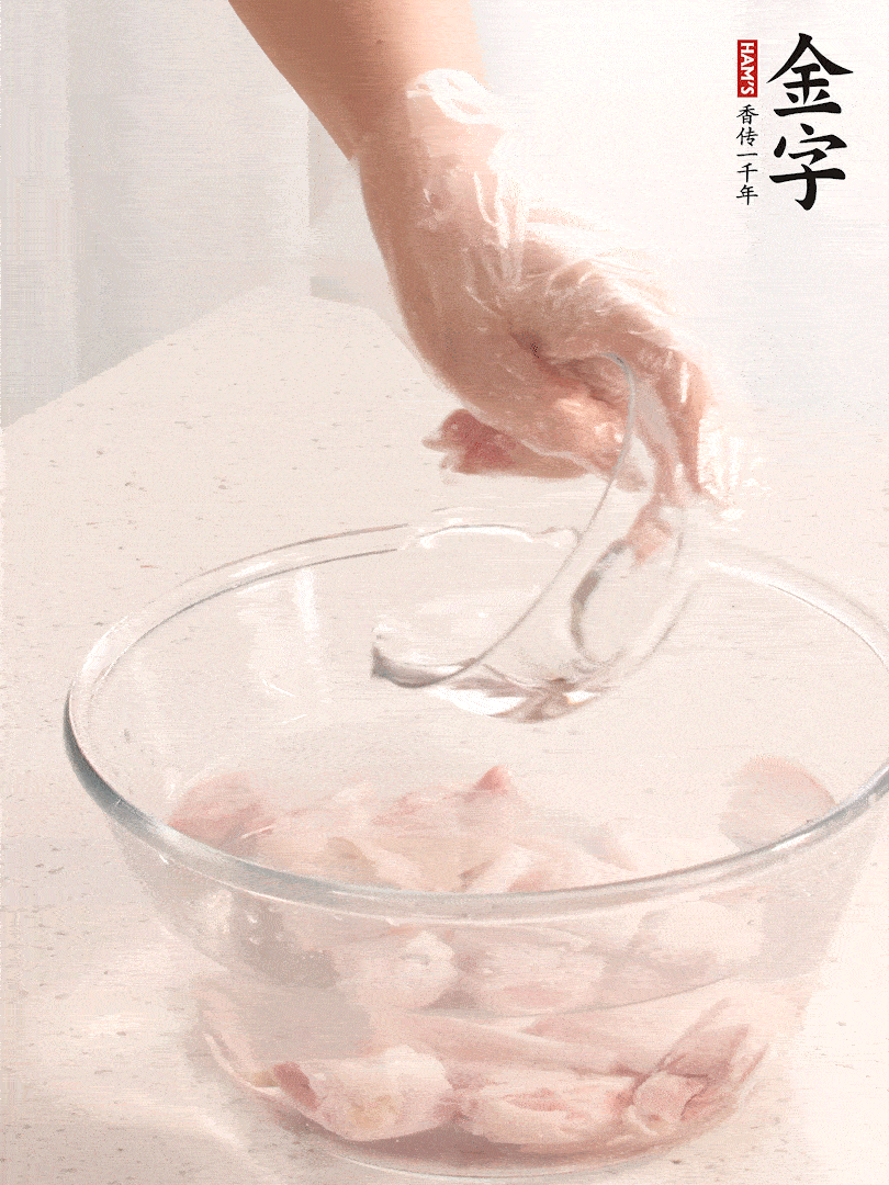 豬蹄除去雜毛、刮去油膩，斬成大塊，冷水浸泡半小時(shí)出血水，冷水下鍋，放入姜片、醋去腥，水燒開(kāi)大約2分鐘，撈出。（白醋能夠讓豬蹄更白凈）