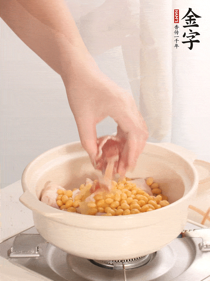 湯鍋放入豬蹄、姜片，加入黃豆、火腿，倒入足量的清水、適量料酒。