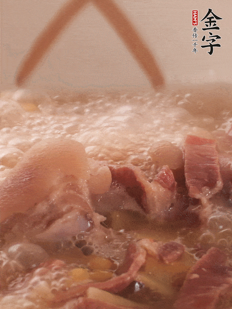 大火將水煮開(kāi)后，蓋上鍋蓋，轉(zhuǎn)小火慢燉1個(gè)半小時(shí)。