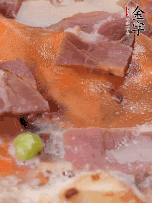 放適量料酒、清水煮到沸騰，再下蟹塊燜煮8分鐘。