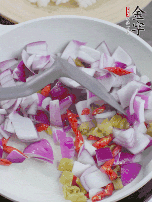 冷鍋熱油，下洋蔥、小米辣、泡椒，炒出香味。