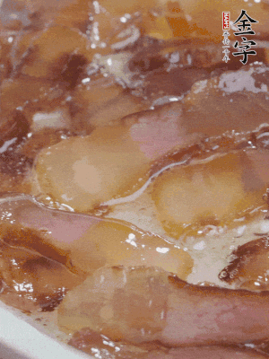 油5成熱，醬油肉煸香。