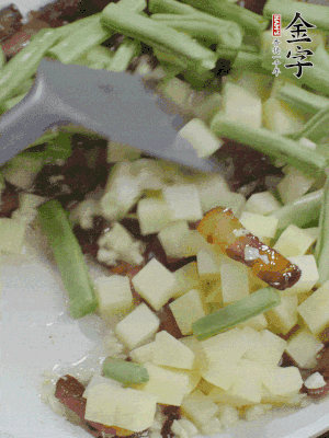 下蒜末、豆角、土豆塊翻炒。