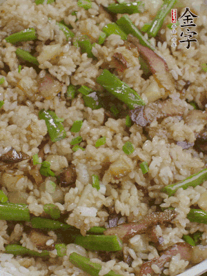 淋一點(diǎn)生抽、蠔油，撒蔥花。