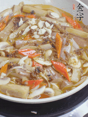 撒蒜末、香菜末。