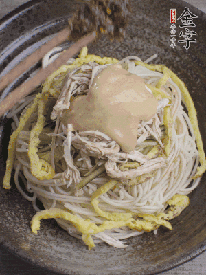 生抽1勺、醋1勺、芝麻醬1勺、金字火腿大師醬1勺。