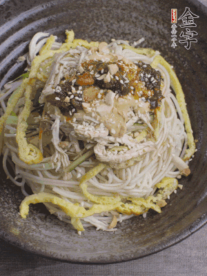 撒上花生碎、白芝麻、蔥花。