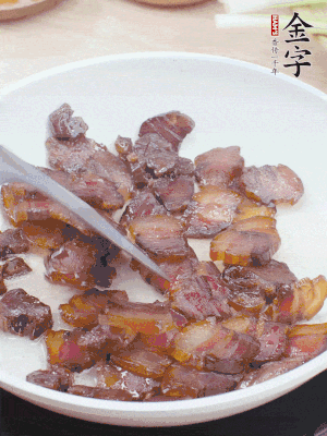 熱鍋少油，醬油肉煸出油脂，盛出。