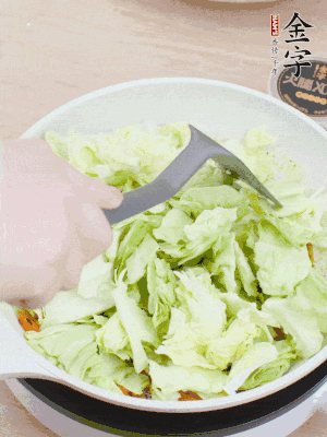 下卷心菜翻炒。