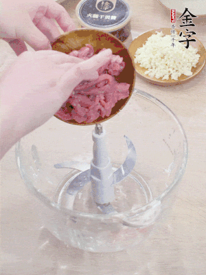 江南野筍干浸泡至軟；豬五花肉切薄片；腐皮改刀切成長方形。