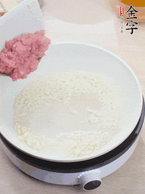 鍋內(nèi)熱油，蒜泥、牛肉泥炒至酥香。