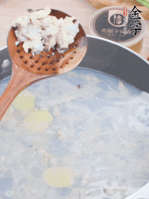 沸水下花蛤肉、姜片、料酒焯水。