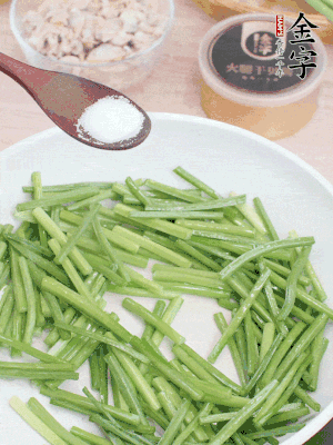 起鍋熱油，下韭菜苔炒至變色。加少許鹽。