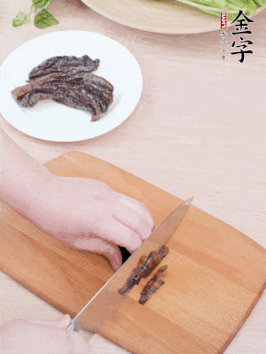 金字醬油肉下鍋煮10分鐘，切薄片。