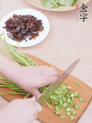 空心菜摘掉葉子，菜梗切成丁。