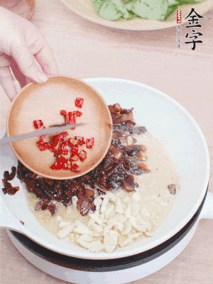 爆香蒜末、小米辣。