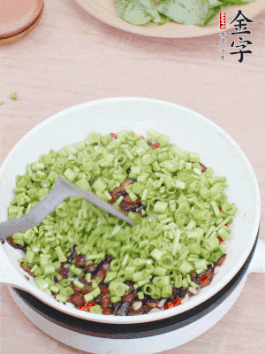 下菜梗翻炒，混合醬油肉。