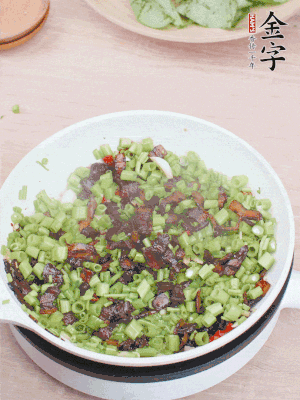 1勺生抽、1勺蠔油、1點(diǎn)點(diǎn)白糖調(diào)味。